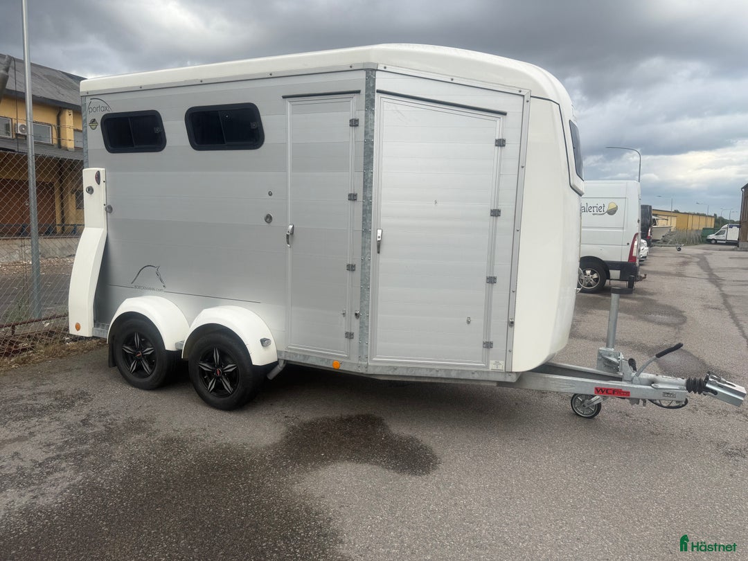 Hästtransporter  fordon & transport till salu: Rymligt fint Böckmann släp  i Norrköping - Annons 1