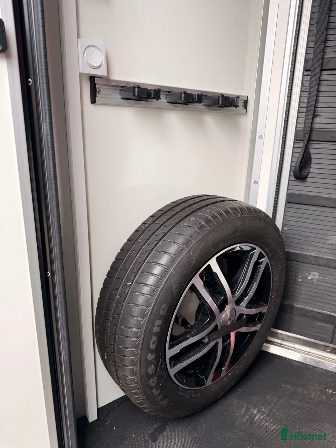 Hästtransporter  fordon & transport till salu: Umesläp B50 - Ett bakåtvänt hästsläp - Annons 9