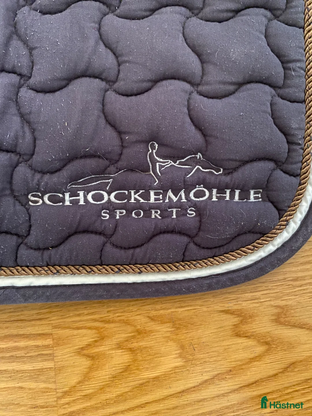 Schabrak & Vojlockar hästutrustning till salu: Grått Schockemöhle Sports dressyrschabrak  - Annons 1
