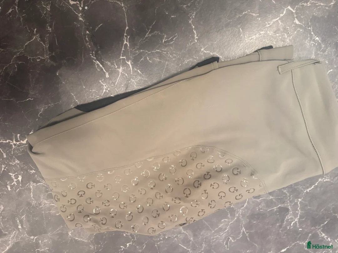 Ridbyxor ryttarutrustning till salu: Fina grå ridbyxor från Cavalleria Toscana i Kimstad - Annons 7