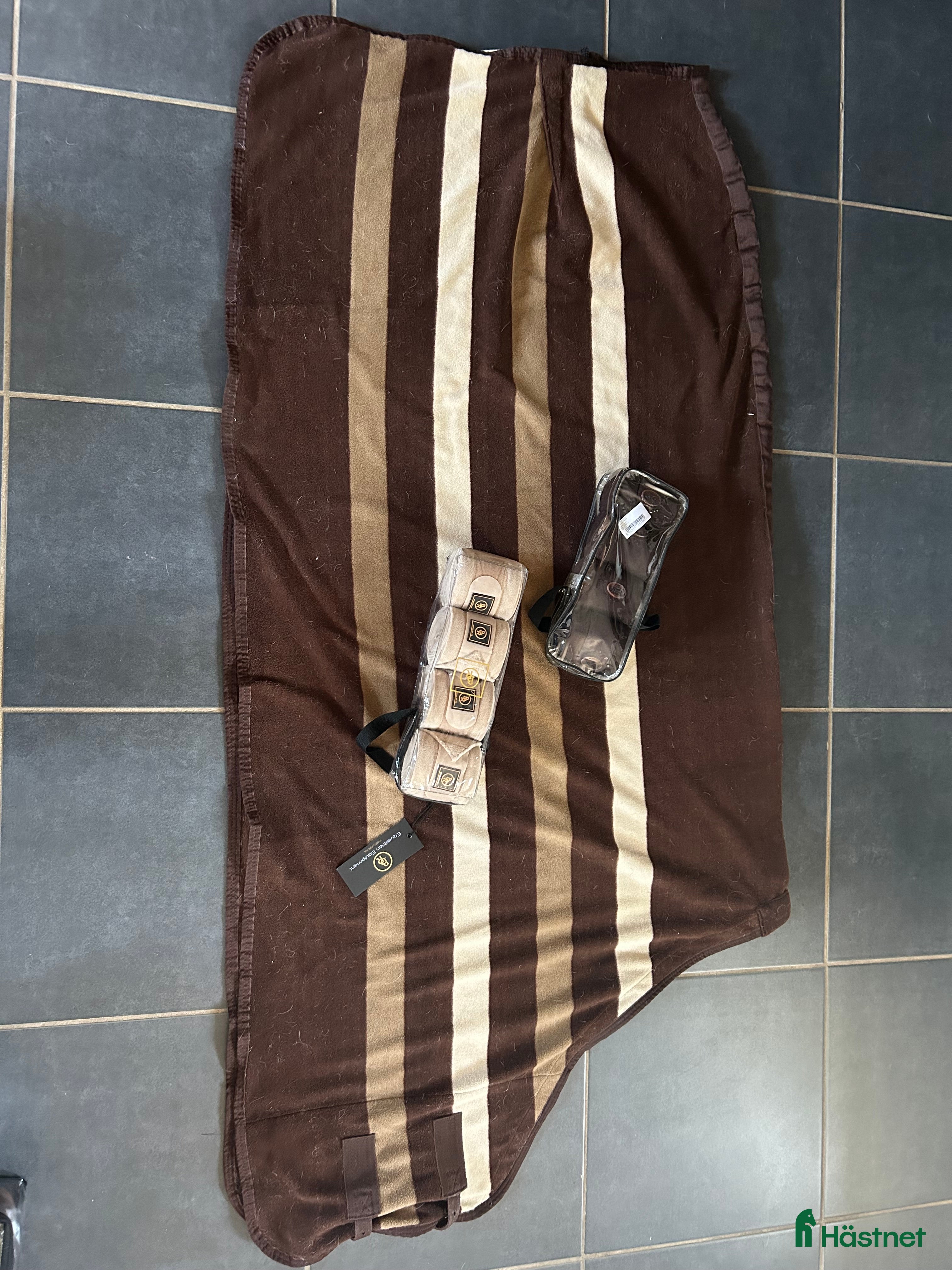 Täcken hästutrustning till salu: Fint fleecetäcken med nya oanvända lindor - Annons 21