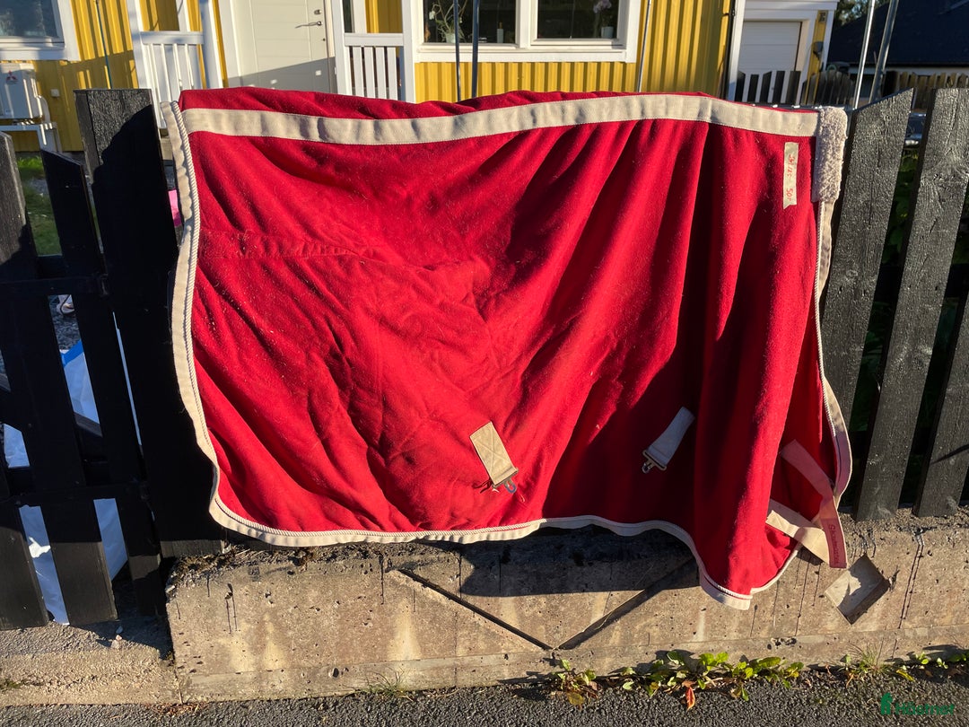 Täcken hästutrustning till salu: 4 täcken för maxad B eller liten C i Norrtälje - Annons 4