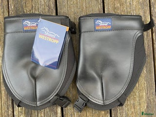 Benskydd hästutrustning till salu: Shires knäskydd i Vallentuna - Annons 1