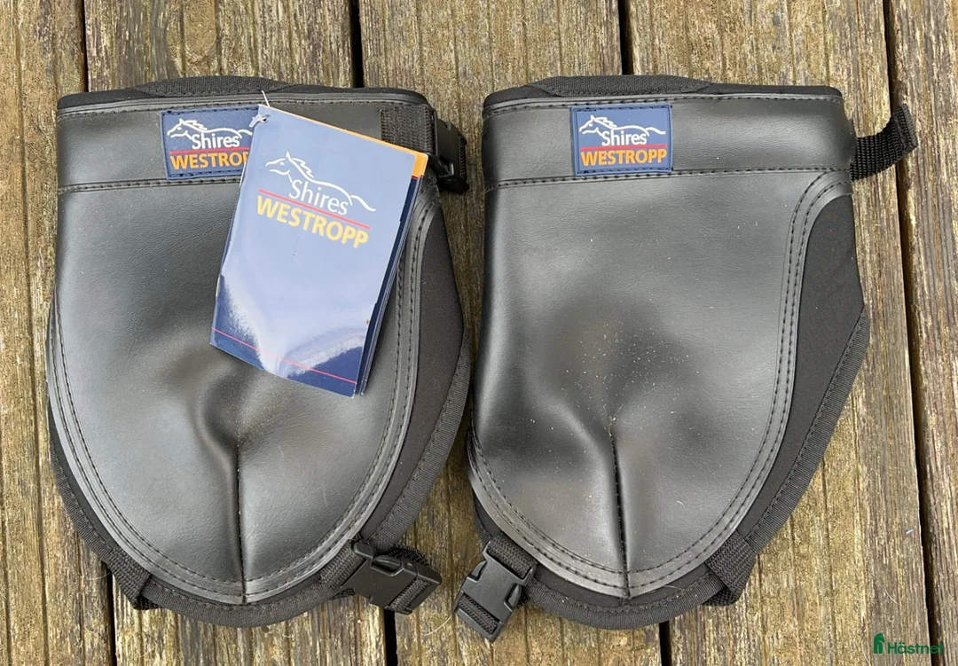 Benskydd hästutrustning till salu: Shires knäskydd i Vallentuna - Annons 1