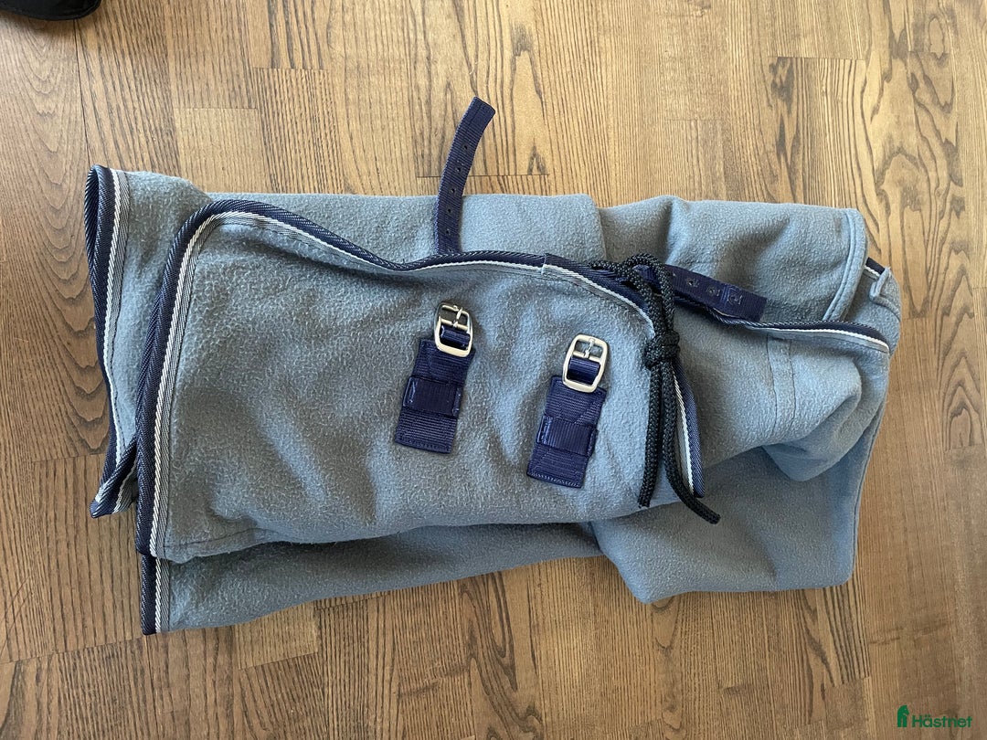 Täcken hästutrustning till salu: Skal- och fleecetäcke i Ytterby - Annons 3