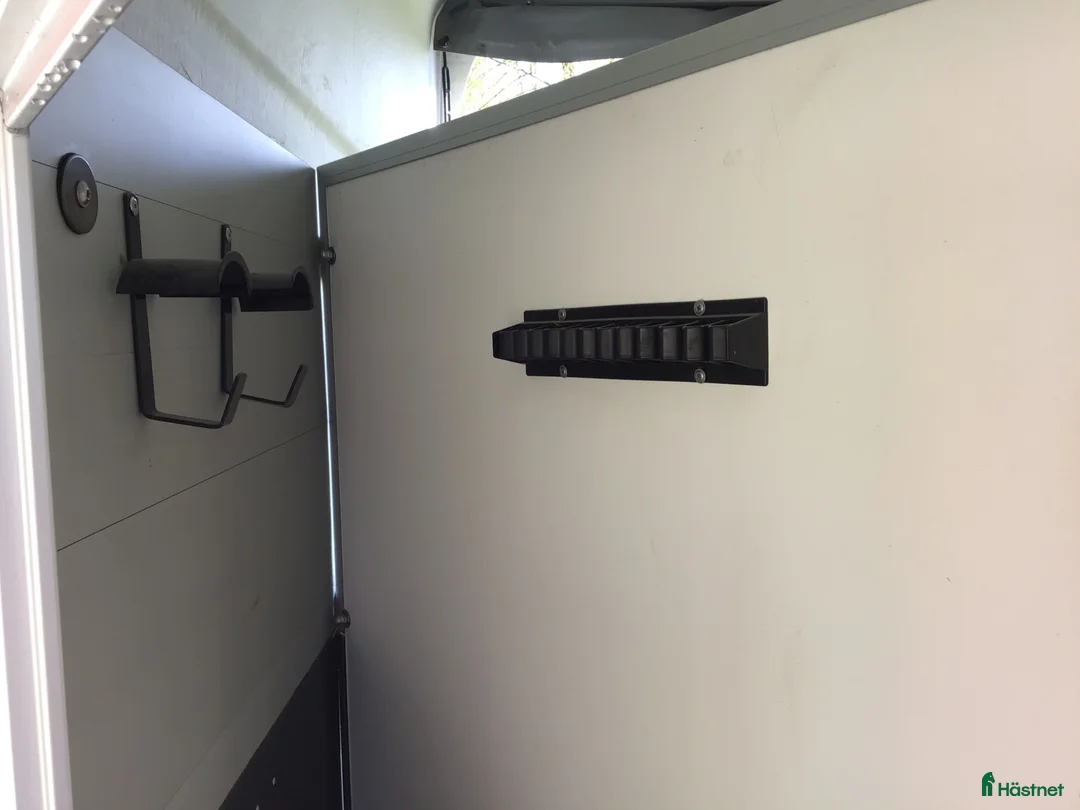 Hästtransporter  fordon & transport till salu: Rymlig och stabil transport - Annons 17