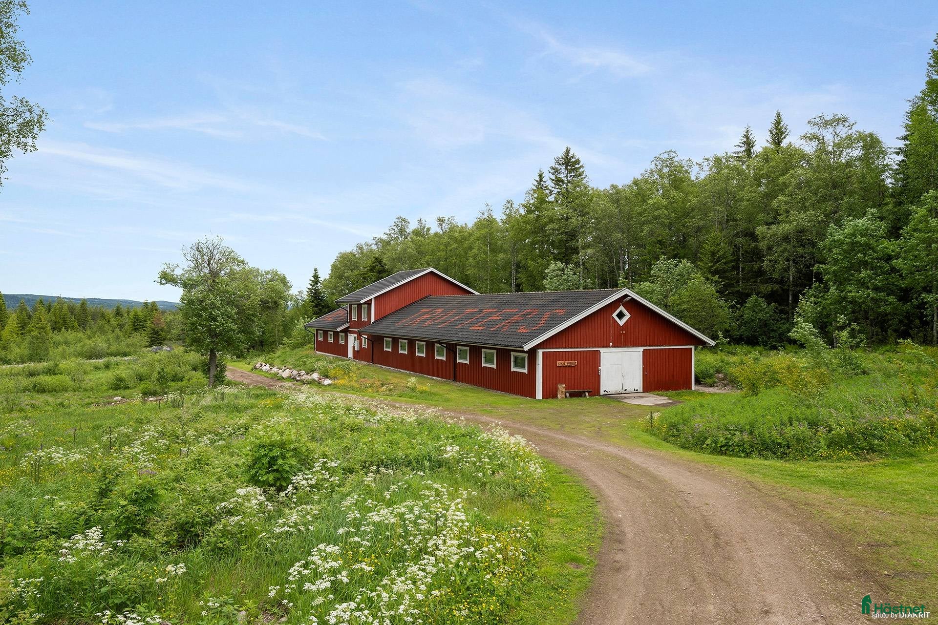  hästgårdar till salu: Hästgård med 11 boxar och extra boarea - Annons 1