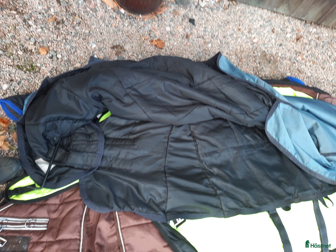 Täcken hästutrustning till salu: Shires halvhalstäcke. Stl. 135. 300g fyllning i Sollebrunn - Annons 2