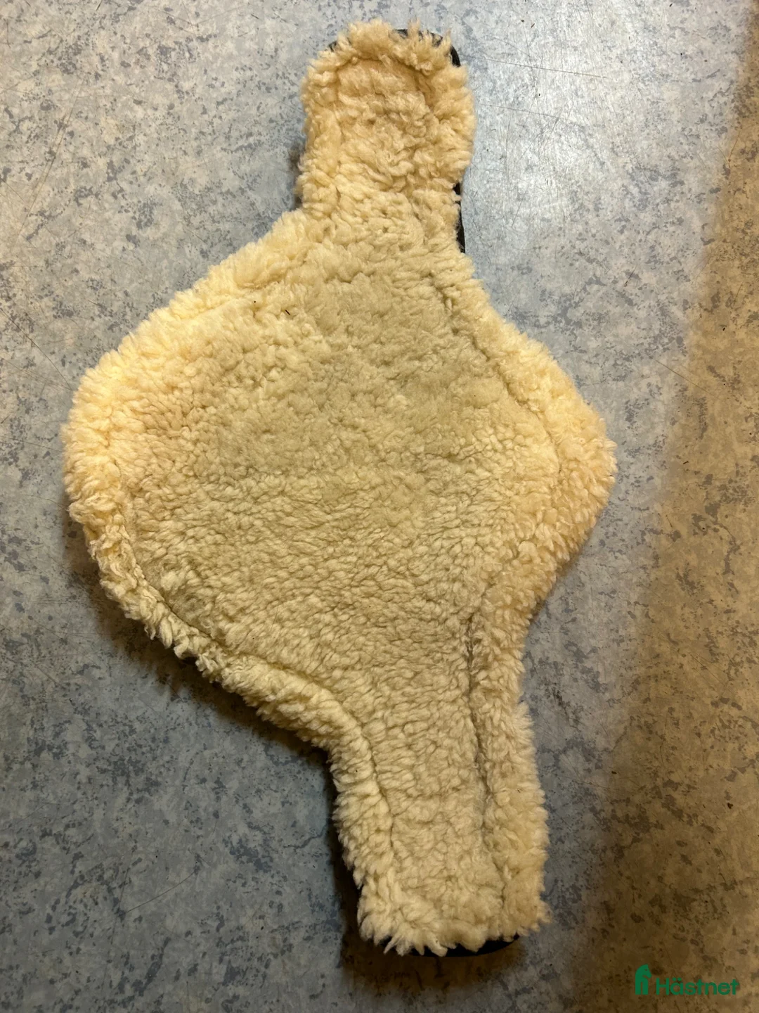 Sadeltillbehör hästutrustning till salu: Fårskinnsskydd till sadelgjord  - Annons 2