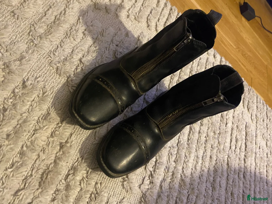 Övrigt Ridkläder ryttarutrustning till salu: Ridsko Equipage Farrow Jodhpur Svart, strl. 39 - Annons 1