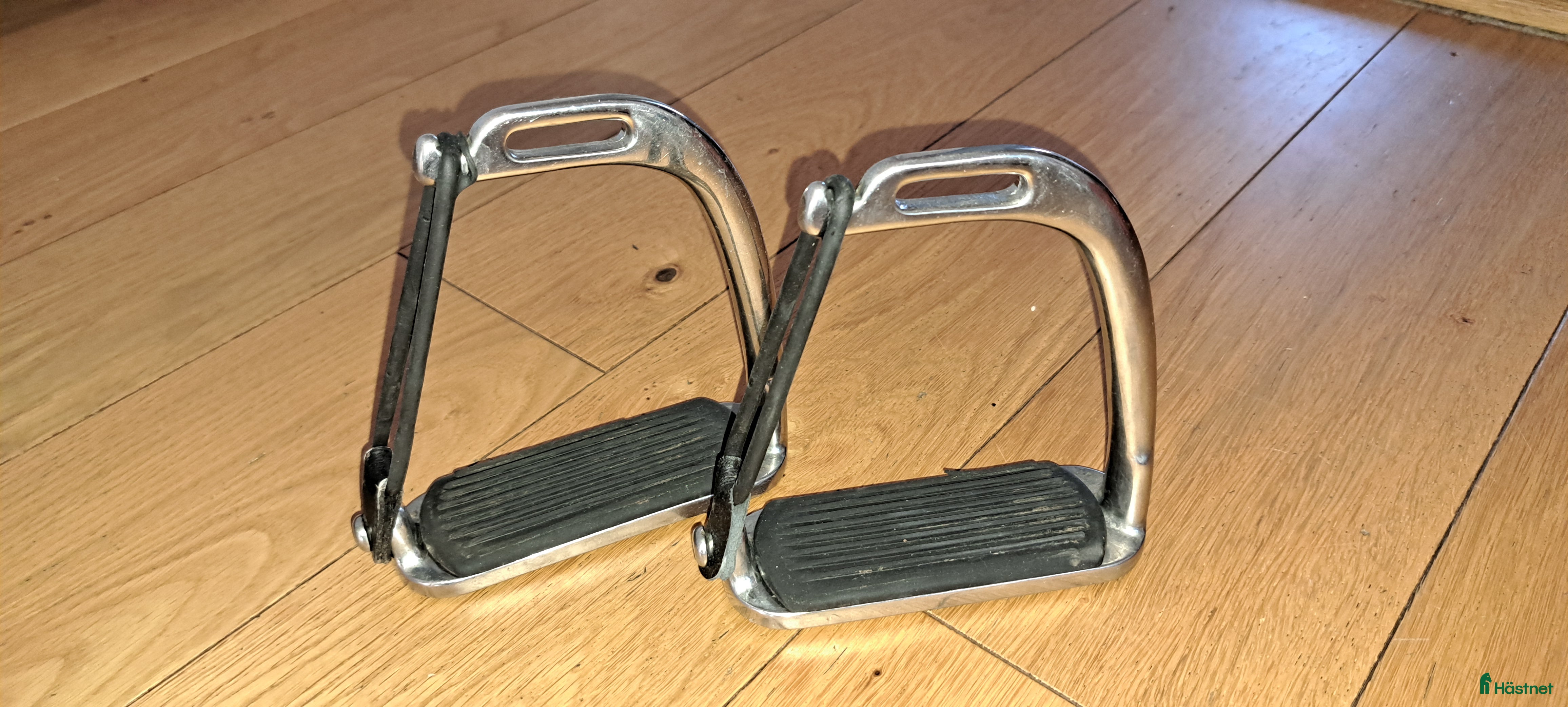 Stigbyglar hästutrustning till salu: Säkerhetsstigbygel i Örby - Annons 3