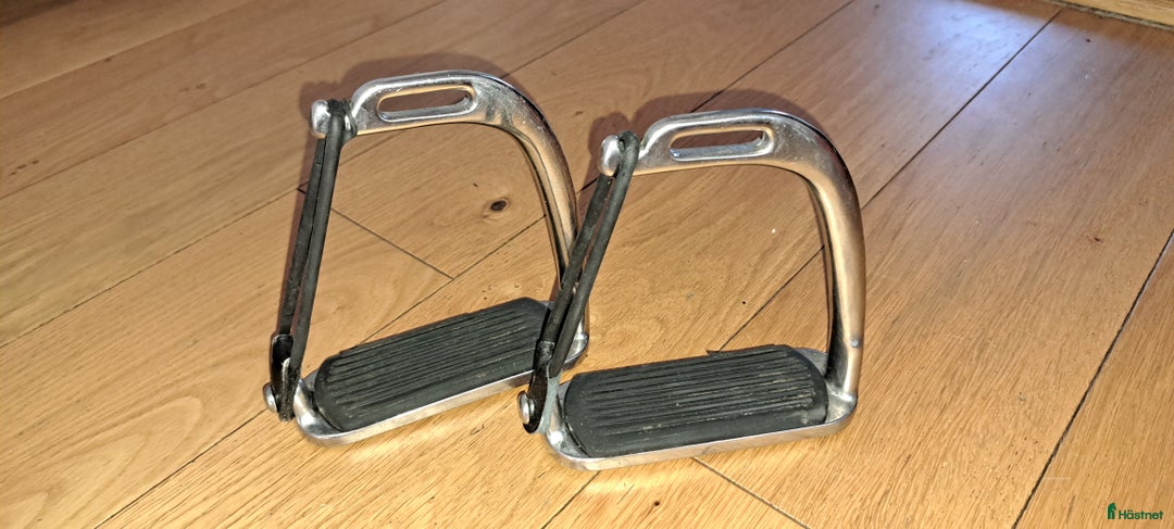 Stigbyglar hästutrustning till salu: Säkerhetsstigbygel i Örby - Annons 1