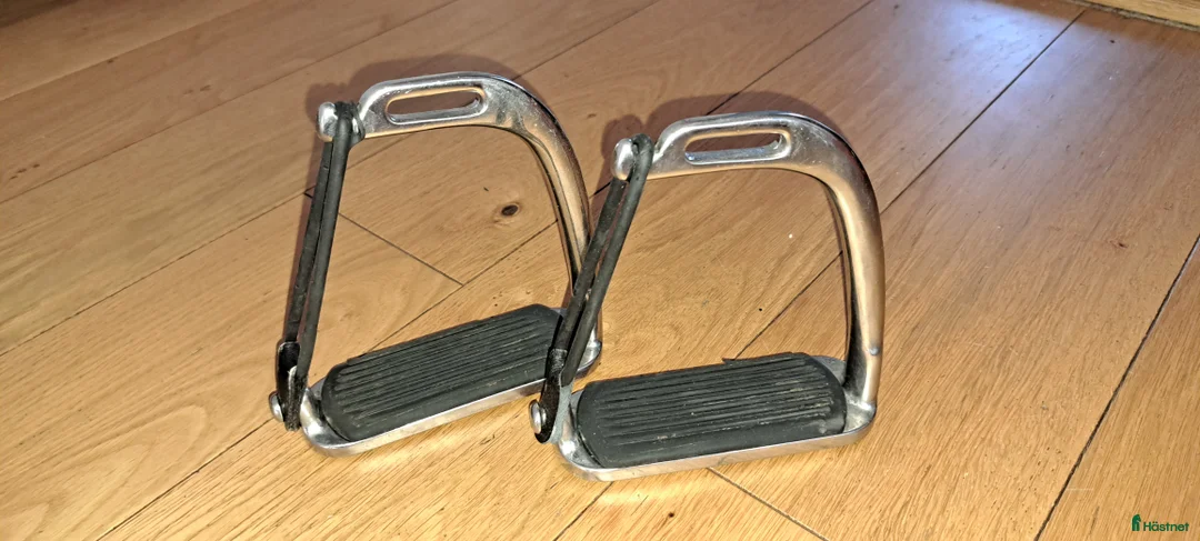 Stigbyglar hästutrustning till salu: Säkerhetsstigbygel i Örby - Annons 1