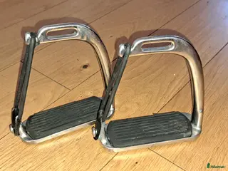 Stigbyglar hästutrustning till salu: Säkerhetsstigbygel i Örby - Annons 2