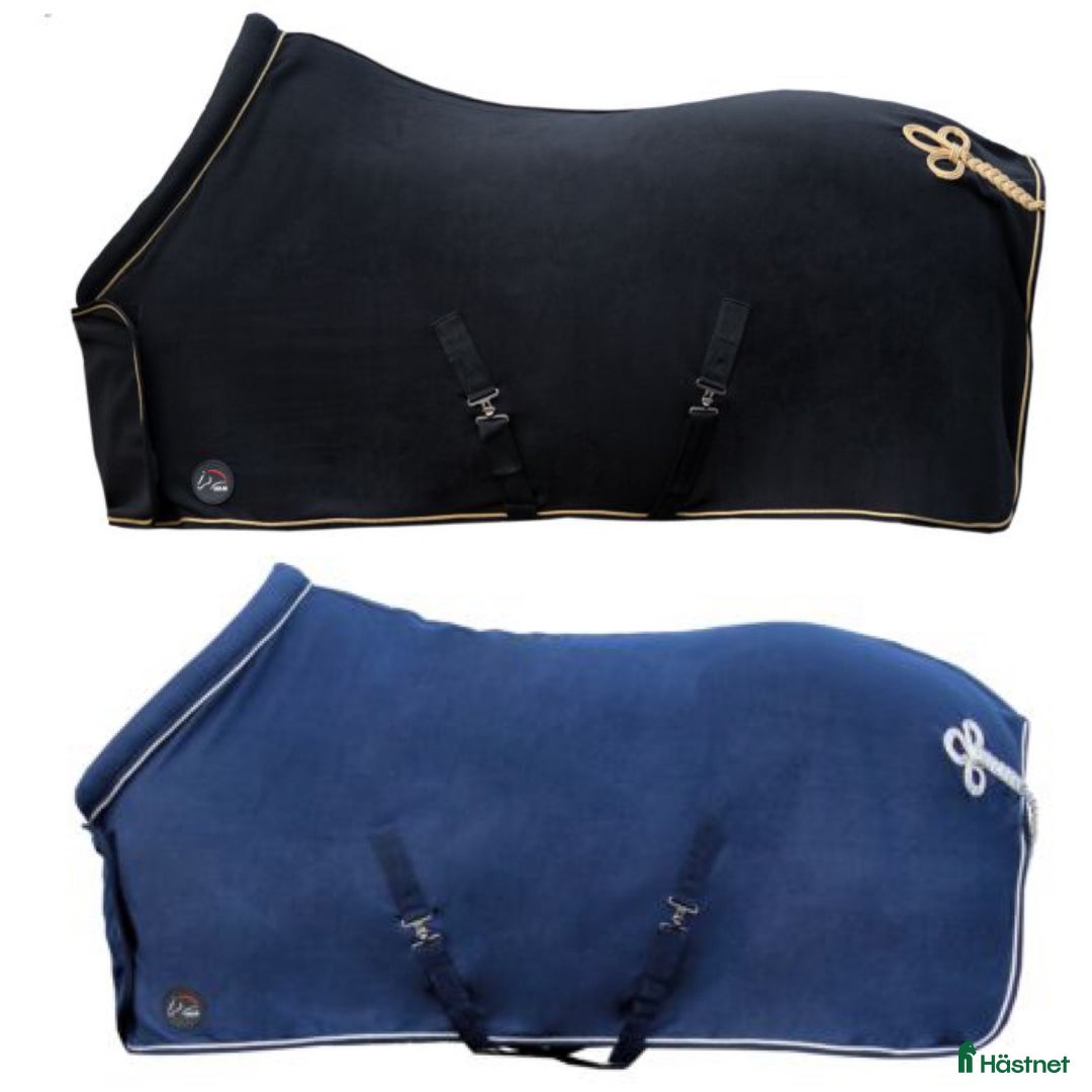Täcken hästutrustning till salu: NYA fleecetäcken 135cm med krage - Annons 1