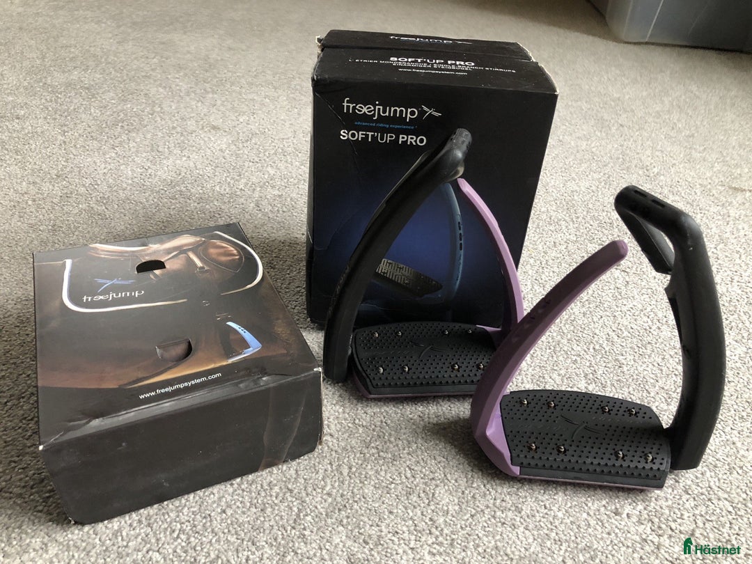 Stigbyglar hästutrustning till salu: Svart/lila Free jump pro i Örnsköldsvik - Annons 1