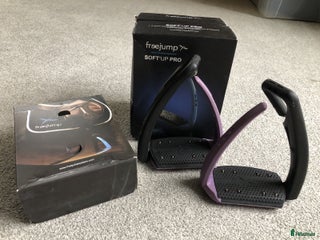 Stigbyglar hästutrustning till salu: Svart/lila Free jump pro i Örnsköldsvik - Annons 2