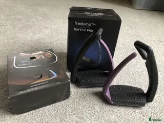 Stigbyglar hästutrustning till salu: Svart/lila Free jump pro i Örnsköldsvik - Annons 2