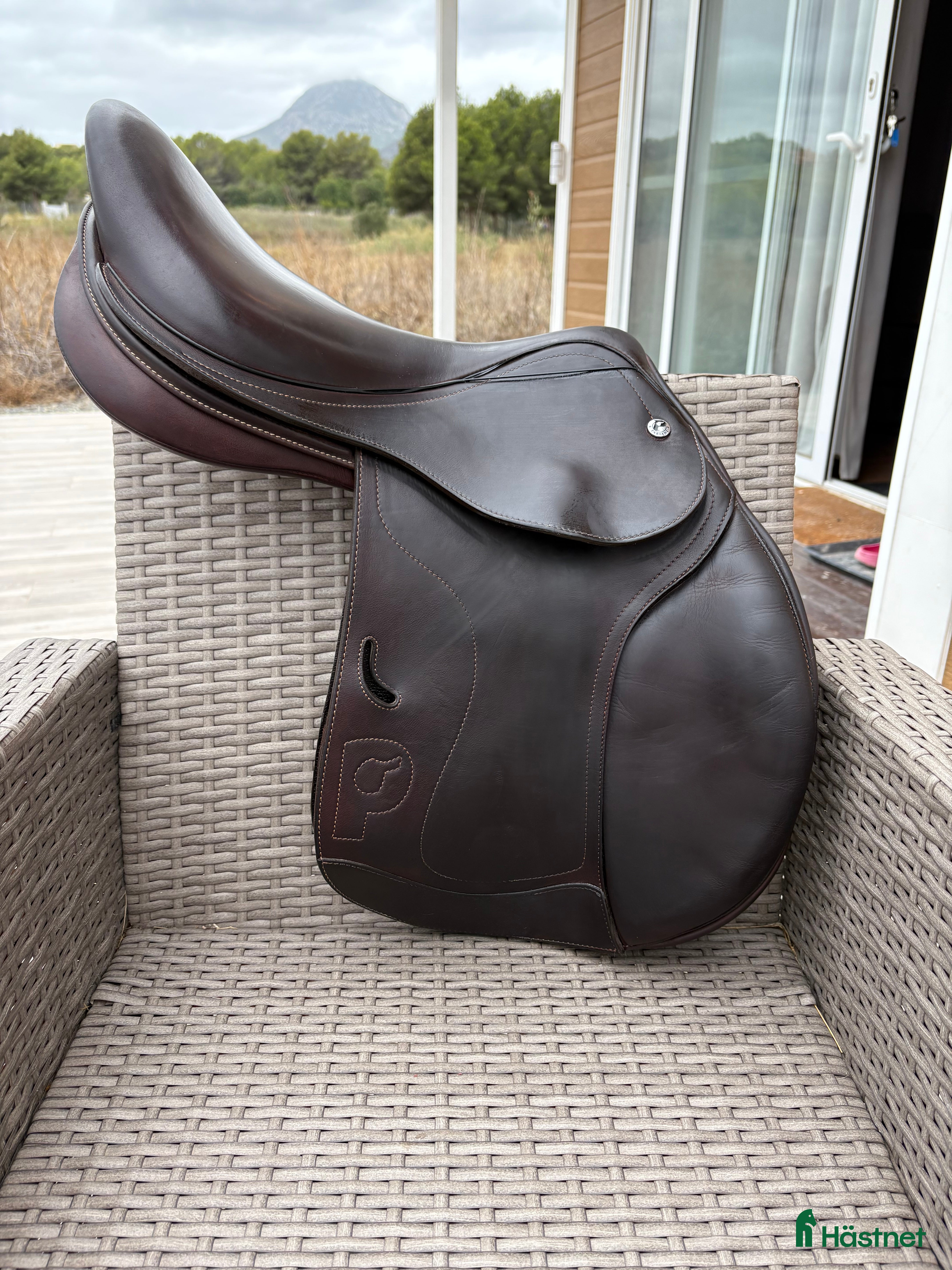 Sadlar hästutrustning till salu: Pariani hoppsadel säljes i L'Alfàs del Pi - Annons 1