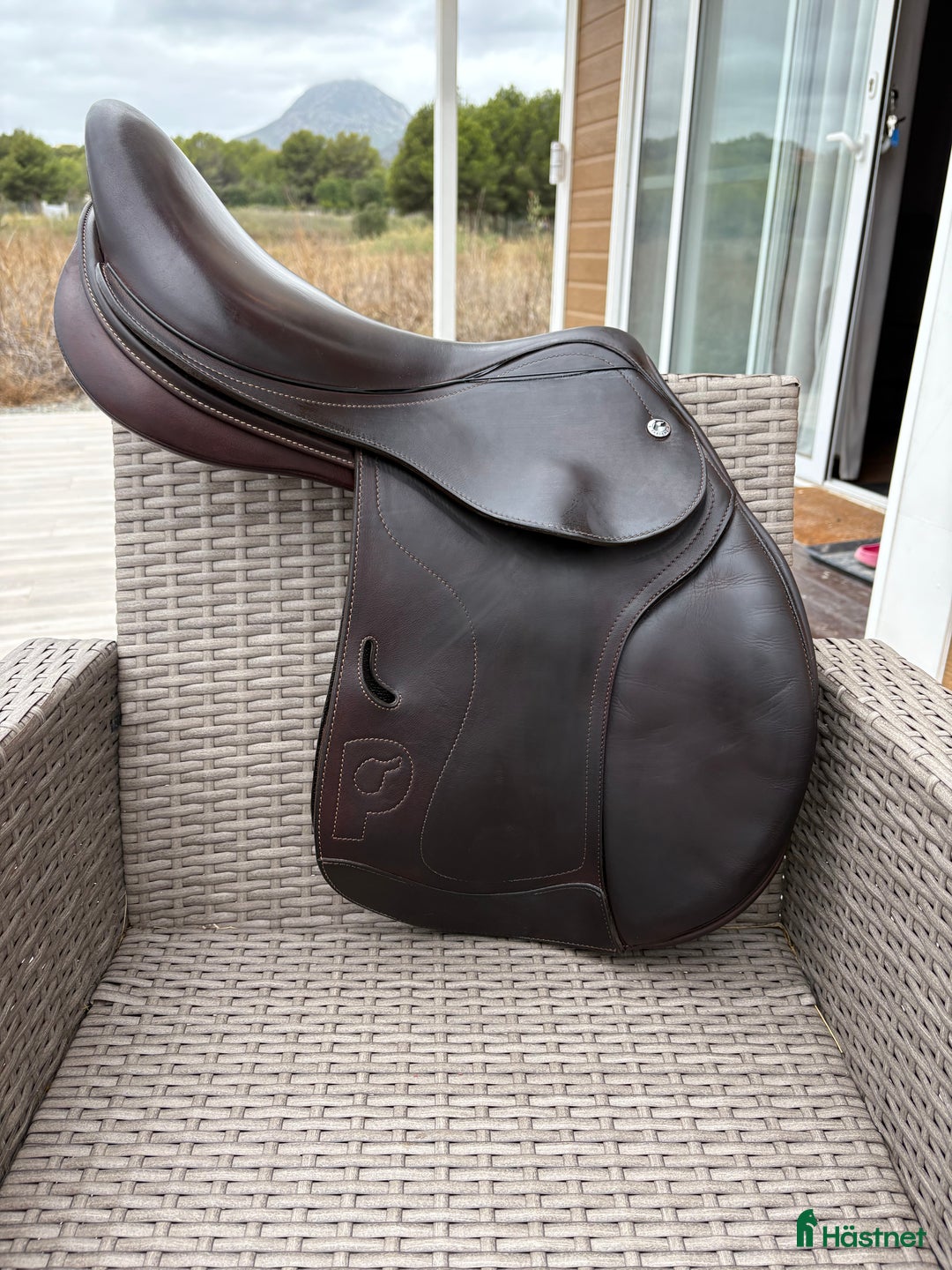 Sadlar hästutrustning till salu: Pariani hoppsadel säljes i L'Alfàs del Pi - Annons 1