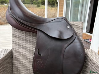 Sadlar hästutrustning till salu: Pariani hoppsadel säljes i L'Alfàs del Pi - Annons 1
