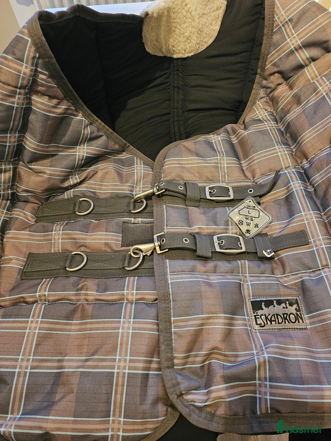 Täcken hästutrustning till salu: Eskadron innetäcke/tävlingstäcke i Norrtälje - Annons 2