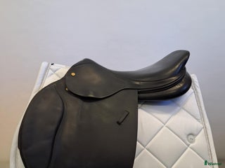 Sadlar hästutrustning till salu: True Brit i Färnäs - Annons 1