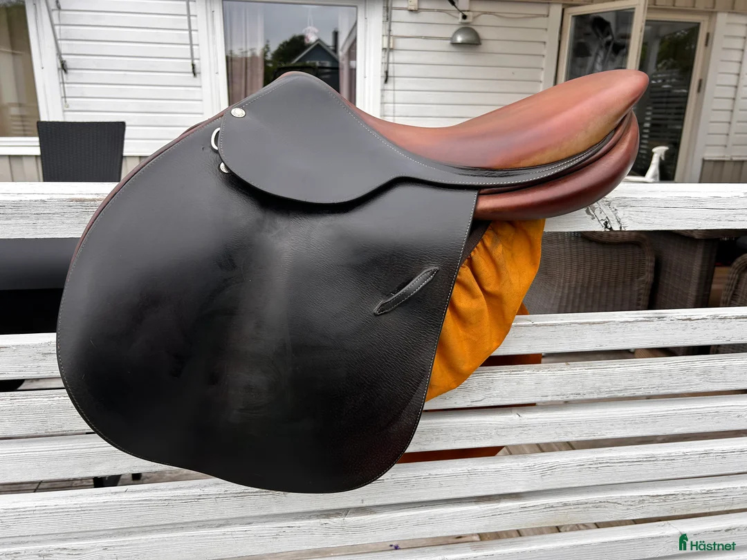 Sadlar hästutrustning till salu: Butetsadel 18 tum! - Annons 1