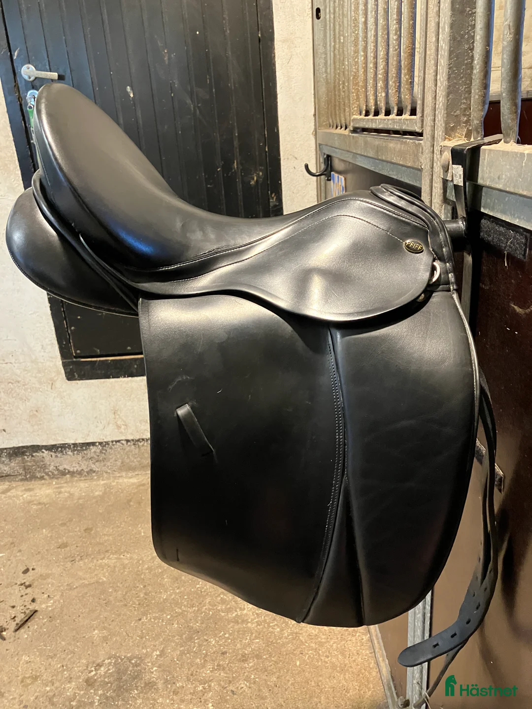 Sadlar hästutrustning till salu: Svart PFIFF Amaretto dressyrsadel 17' i Vintrosa - Annons 2