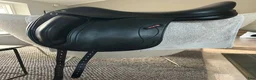 Sadlar hästutrustning till salu: Mycket fin Equipe Olympia Dressyrsadel 17,5"/M - Annons 2