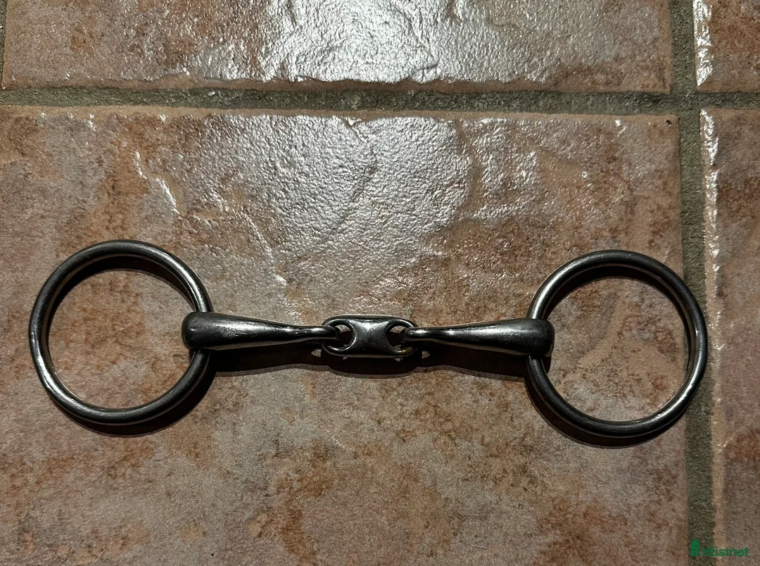 Bett hästutrustning till salu: Tredelat bett  i Sigtuna - Annons 1