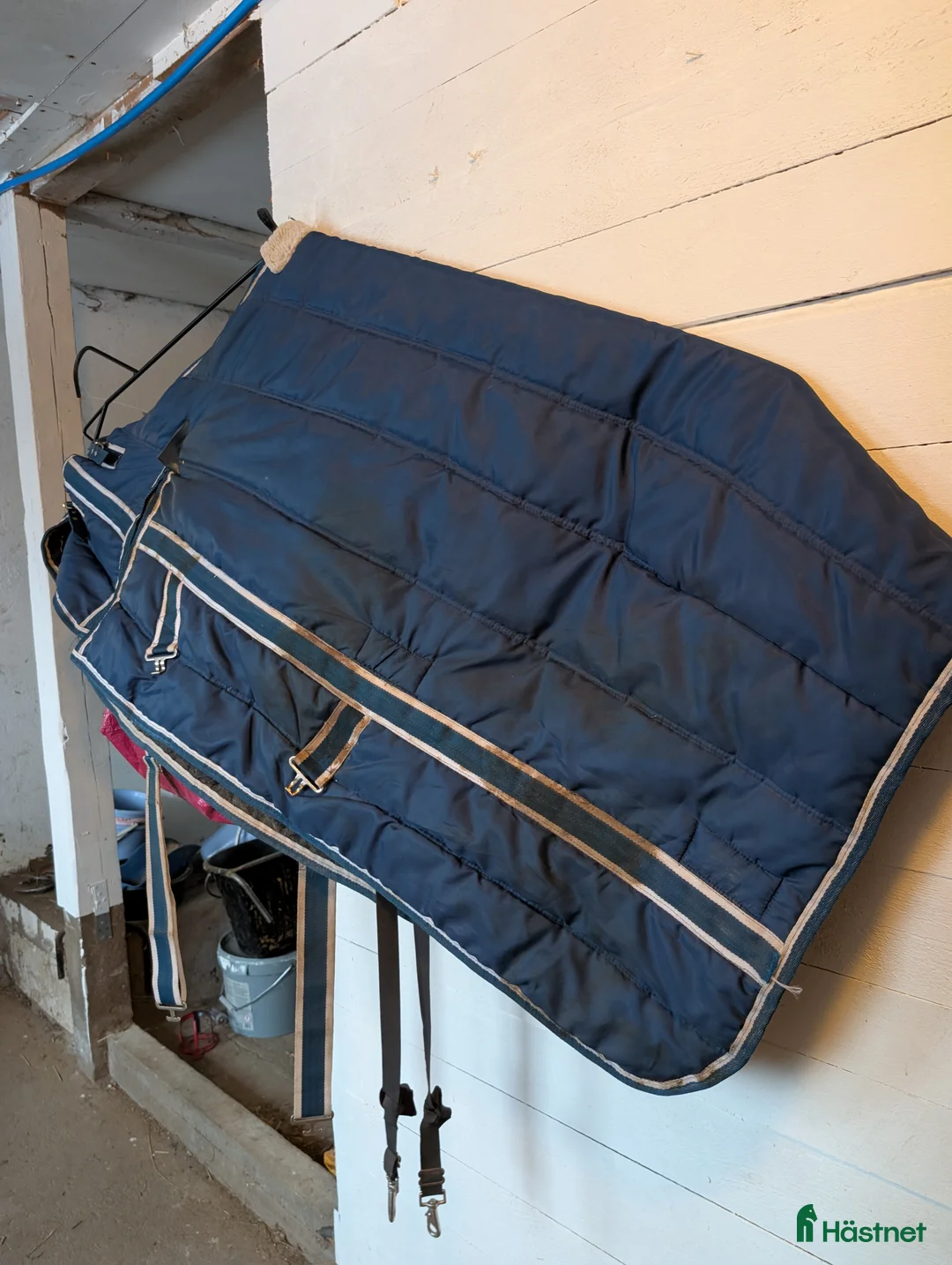 Täcken hästutrustning till salu: Stalltäcke i Herrljunga - Annons 1