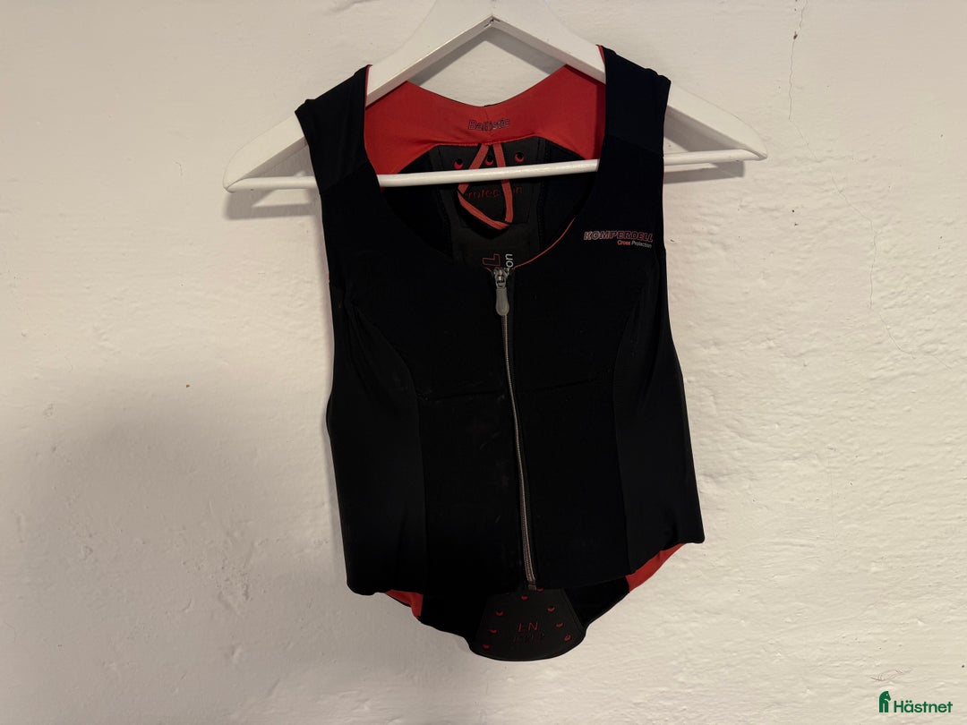 Säkerhetsvästar ryttarutrustning till salu: Komperdell Ballistic Cross 6.0 skyddsväst – XS i Bromma - Annons 1
