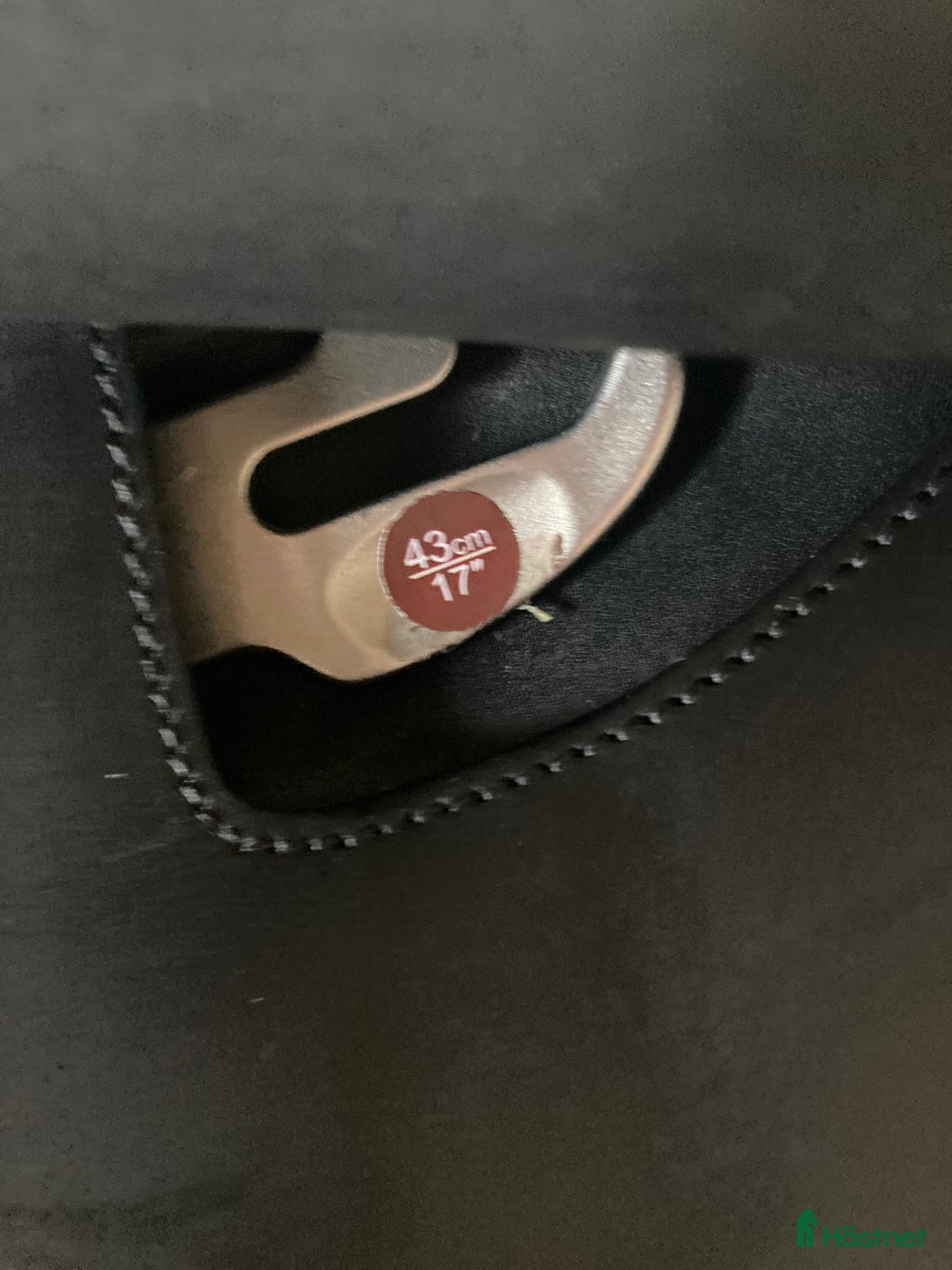 Sadlar hästutrustning till salu: Jättefin Arena Dressyrsadel (tillverkad av Bates) i Linköping - Annons 4