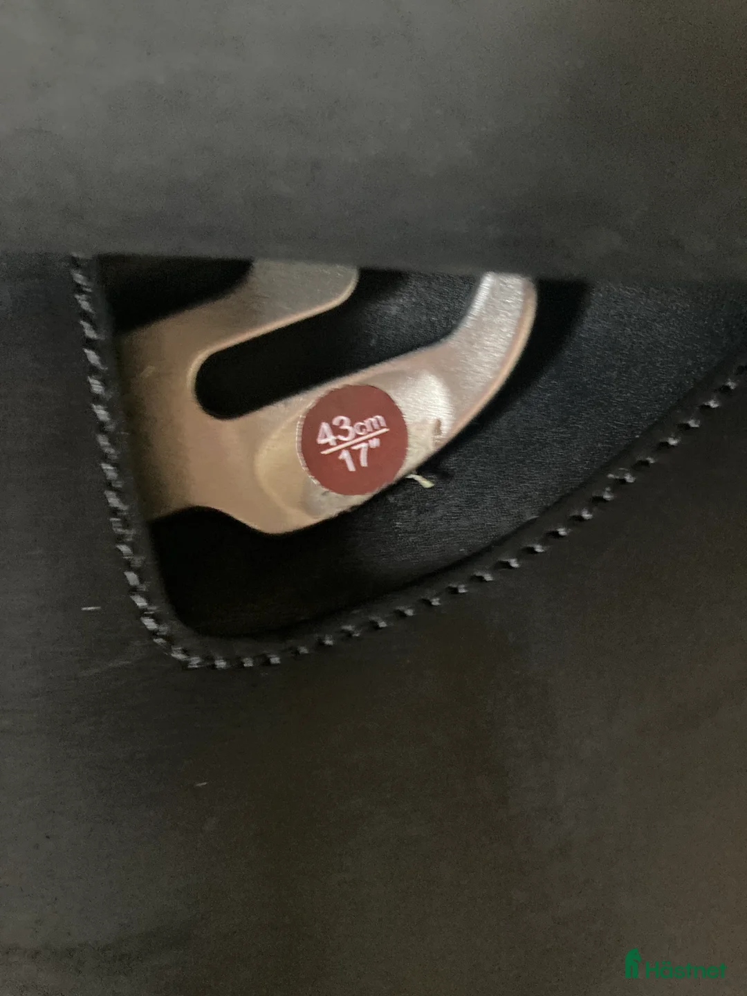 Sadlar hästutrustning till salu: Jättefin Arena Dressyrsadel (tillverkad av Bates) i Linköping - Annons 4