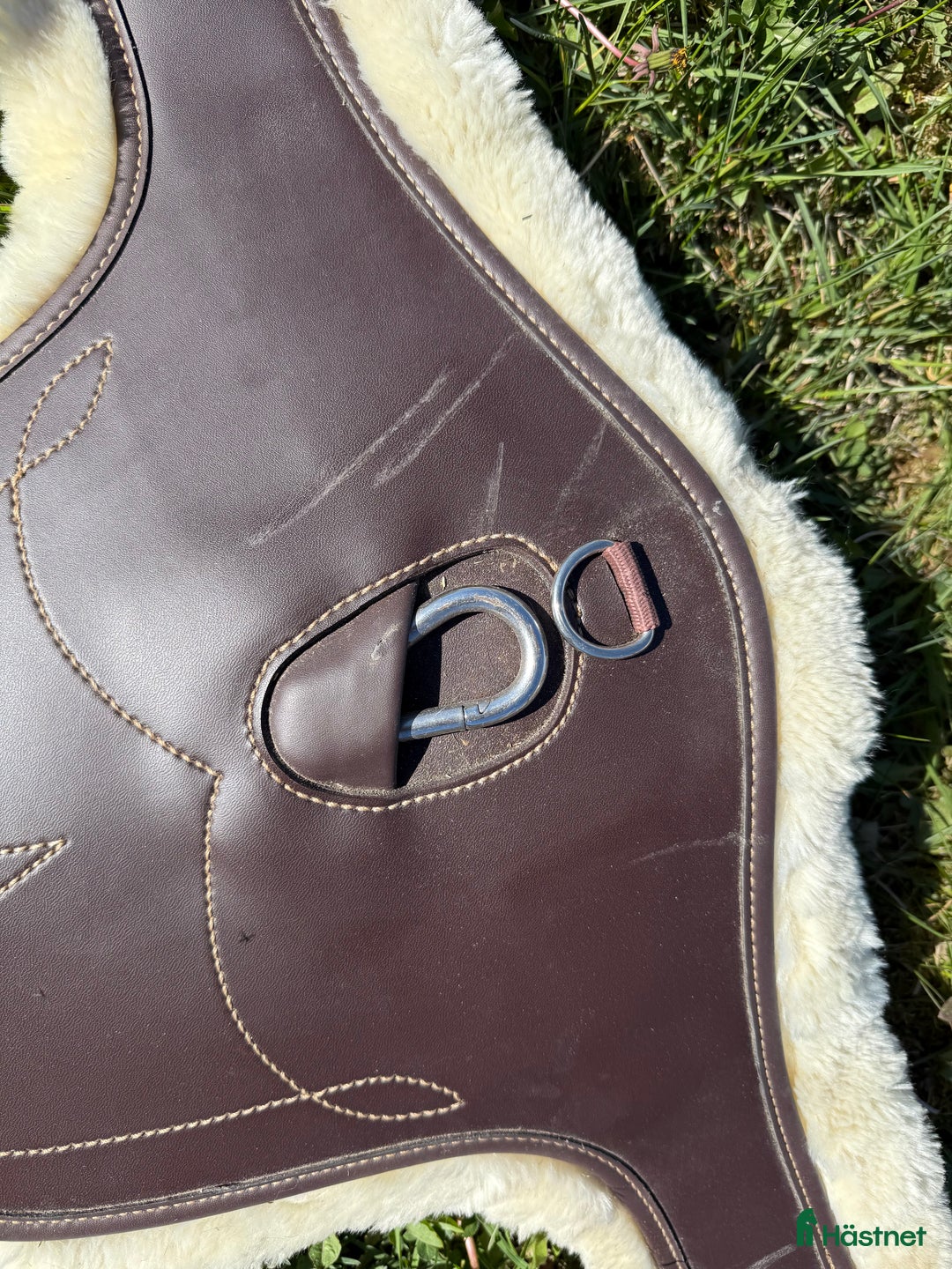 Sadeltillbehör hästutrustning till salu: Kentucky magplatta med fårskinn i Bro - Annons 2