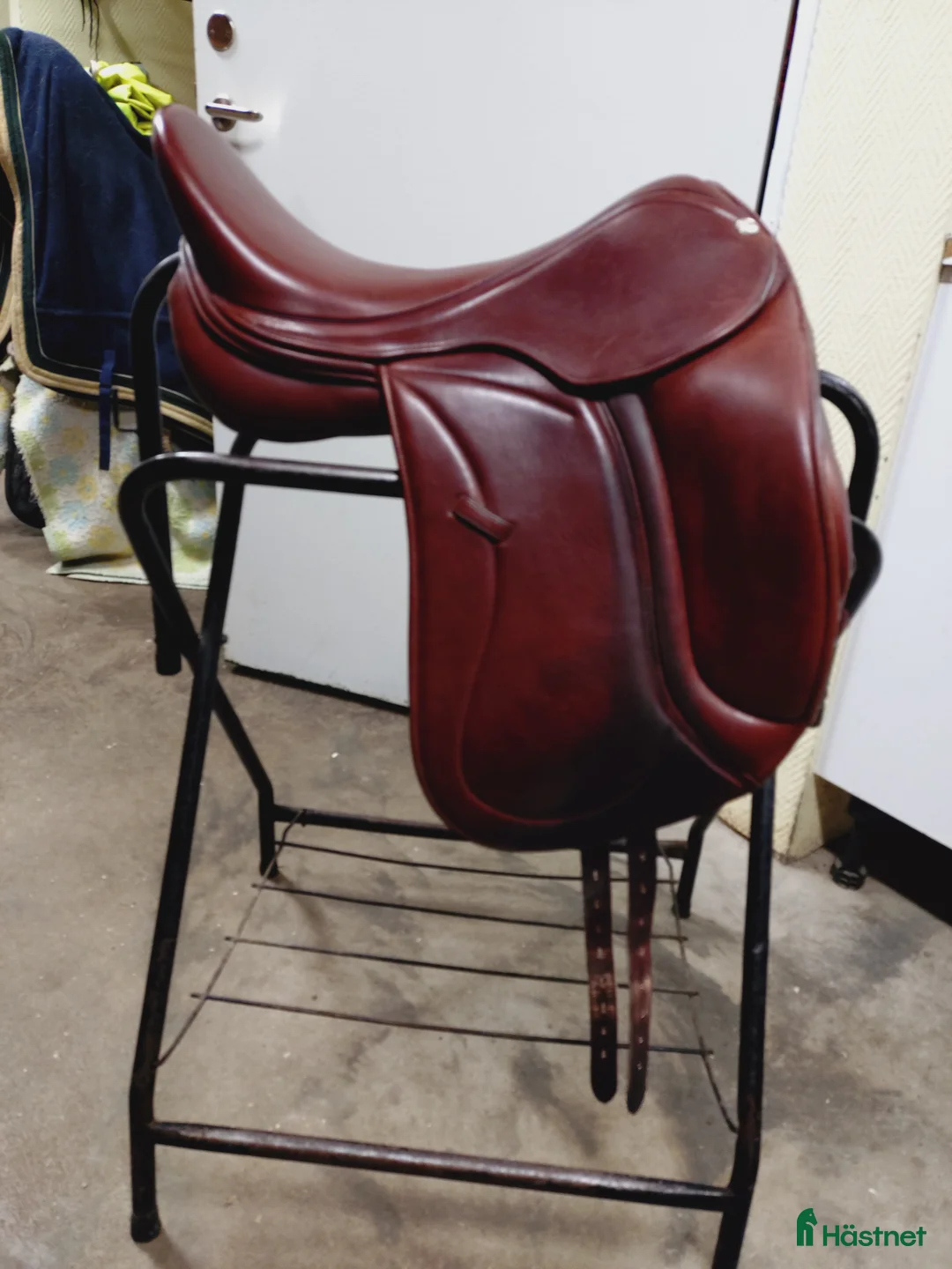Sadlar hästutrustning till salu: Snygg sadel i härlig färg i Kungälv - Annons 1