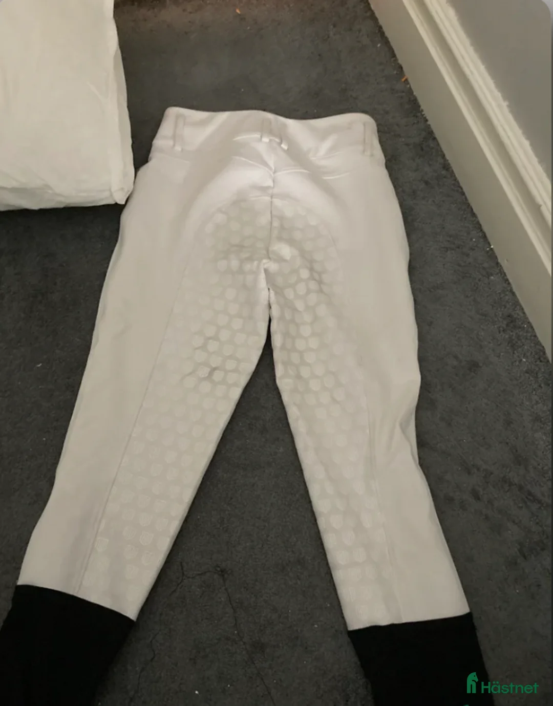 Ridbyxor ryttarutrustning till salu: Byta/säljer vita tävlings maya delorez ridbyxor i Alnö - Annons 3