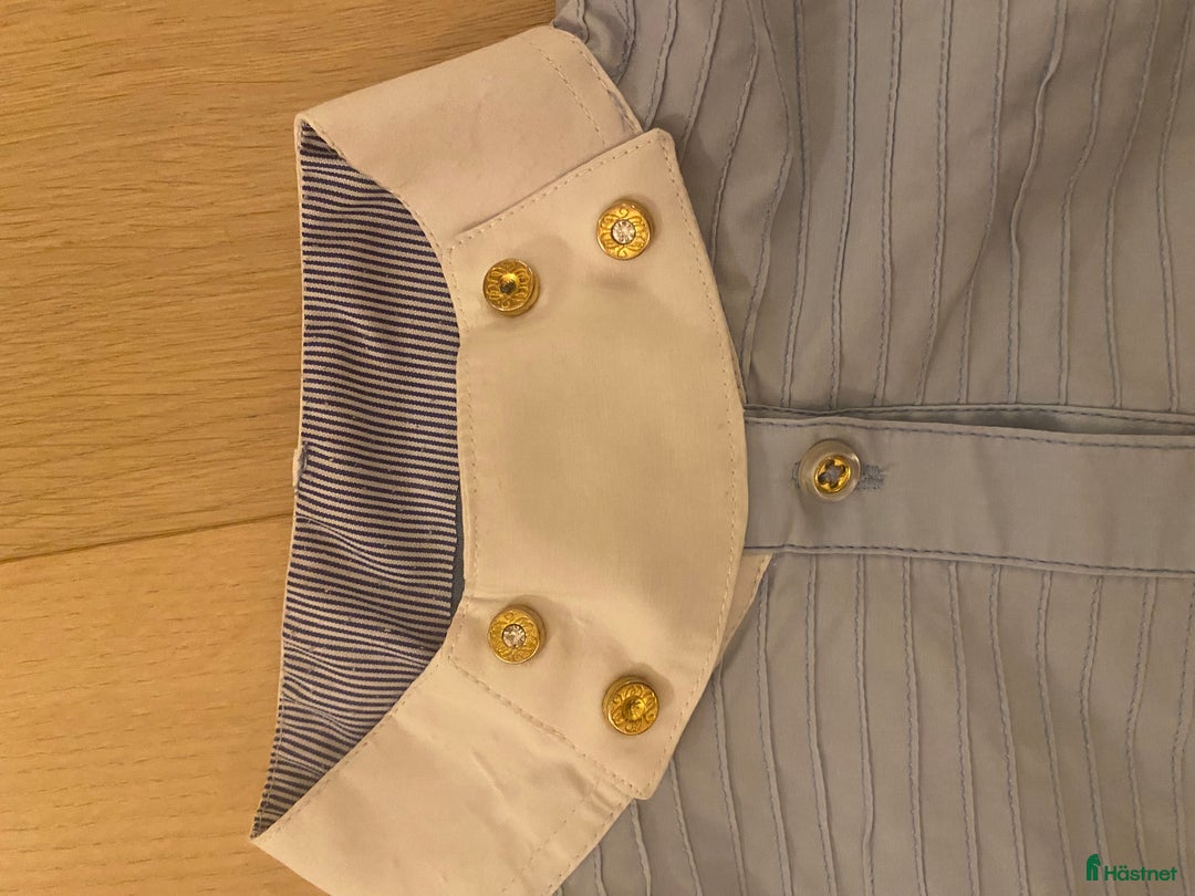 Övrigt Ridkläder ryttarutrustning till salu: Mountain Horse tävlings skjorta säljes i Enebyberg - Annons 3