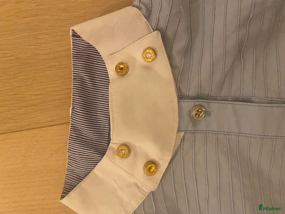 Övrigt Ridkläder ryttarutrustning till salu: Mountain Horse tävlings skjorta säljes - Annons 3