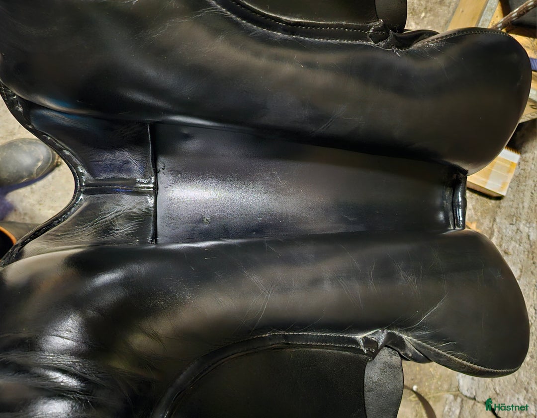 Sadlar hästutrustning till salu: Svart dressyrsadel nyomstoppad i Halmstad - Annons 6