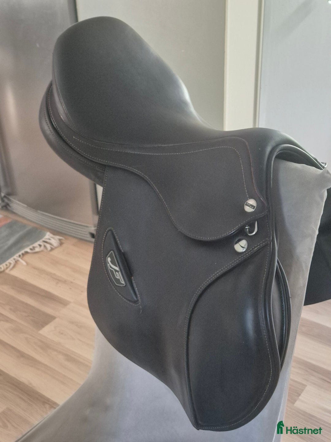 Sadlar hästutrustning till salu: Fin Erreplus JF hoppsadel  i Riala - Annons 1