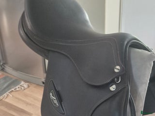 Sadlar hästutrustning till salu: Fin Erreplus JF hoppsadel i Riala - Annons 4