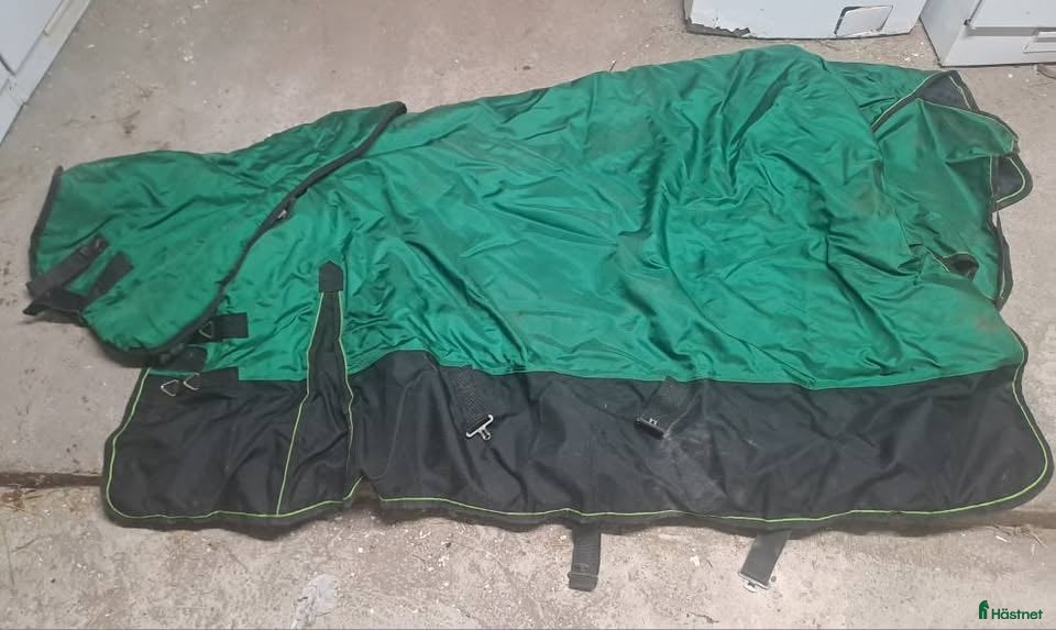 Täcken hästutrustning till salu: Vintertäcke 200 g strl 145 i Harbo - Annons 2