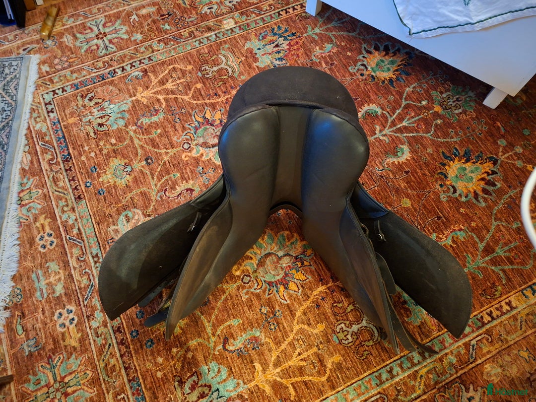 Sadlar hästutrustning till salu: Bra syntet sadel för unghäst i Segeltorp - Annons 2
