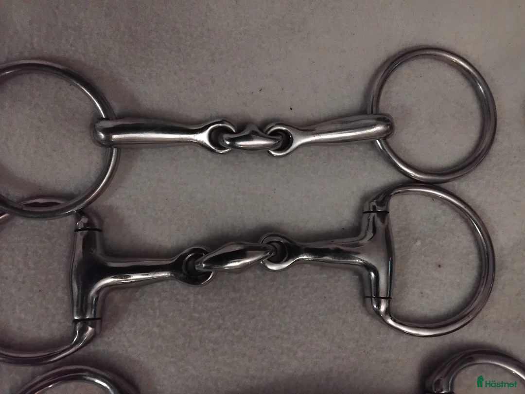 Bett hästutrustning till salu: Tre tredelade bett och två oledade bett  - Annons 2