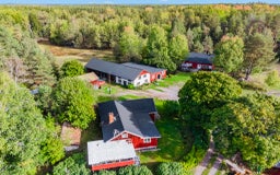  hästgårdar till salu: Gård med avskilt läge utanför Uppsala i Alunda - Bild 1