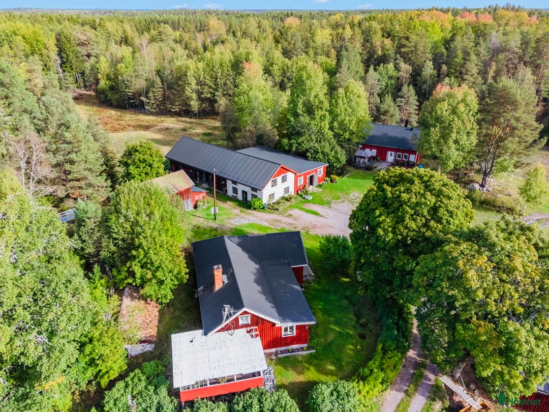  hästgårdar till salu: Gård med avskilt läge utanför Uppsala i Alunda - Bild 1