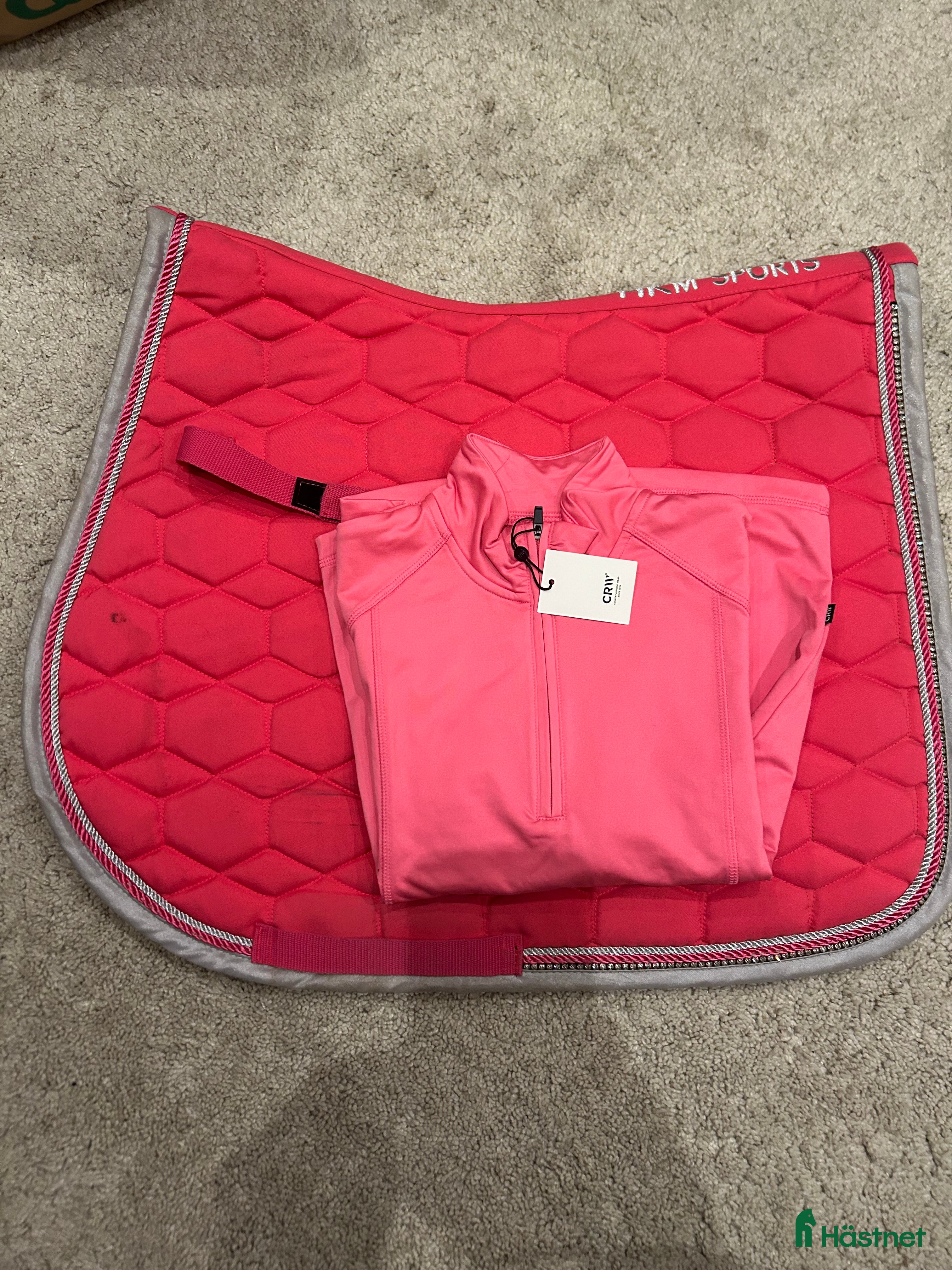 Schabrak & Vojlockar hästutrustning till salu: Fint rosa schabrak med matchande tröja i Enhörna - Annons 3