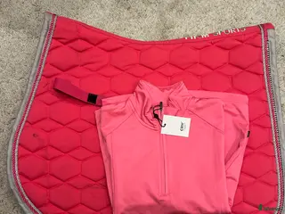 Schabrak & Vojlockar hästutrustning till salu: Fint rosa schabrak med matchande tröja i Enhörna - Annons 3